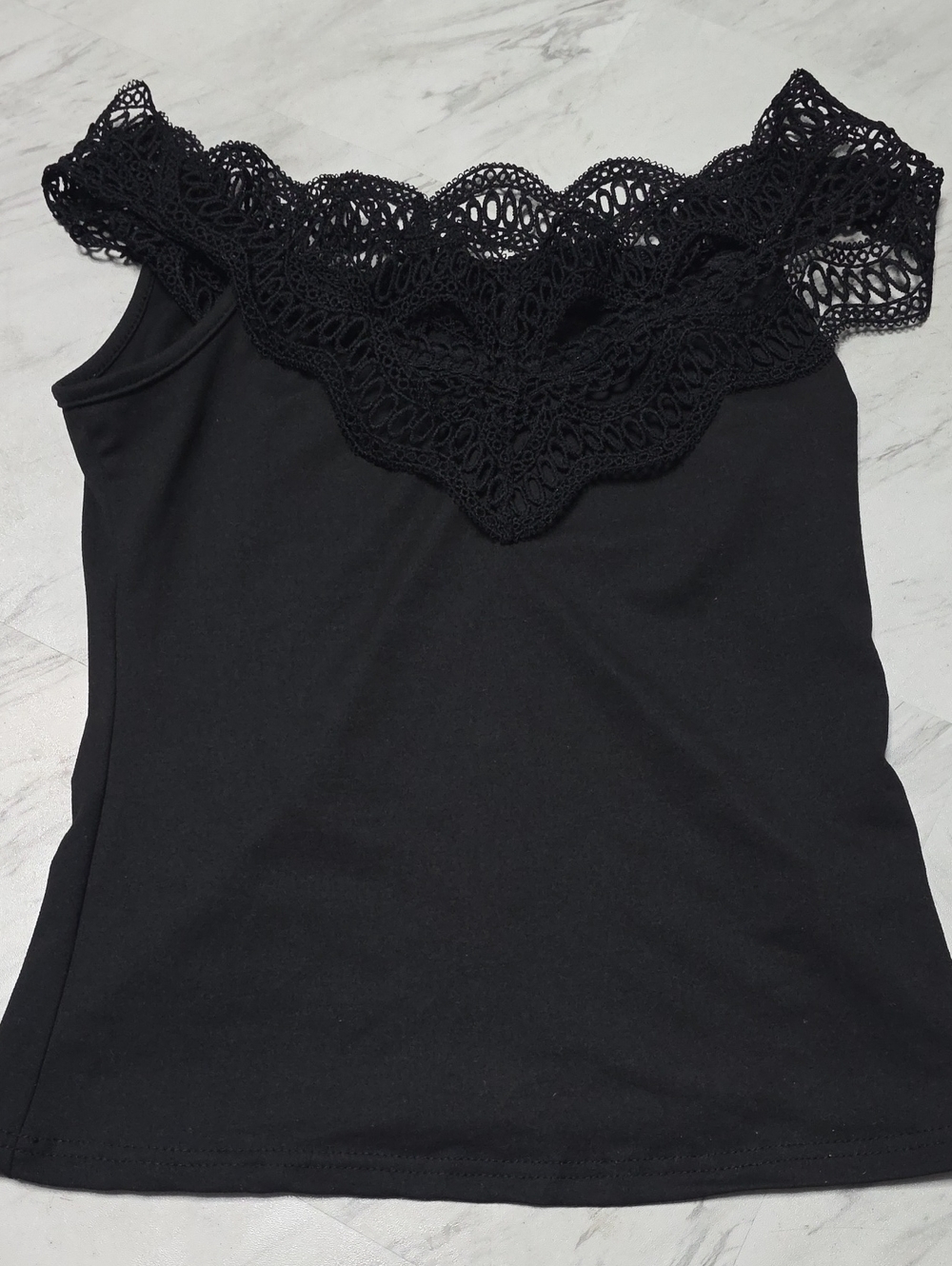 SHEIN Black Lace Trim Off-Shoulder Cami